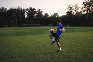 2-0领先被追平，补时头球绝杀！U17国足3-2掀翻阿森纳青训｜泛亚电竞官网（配图示意）